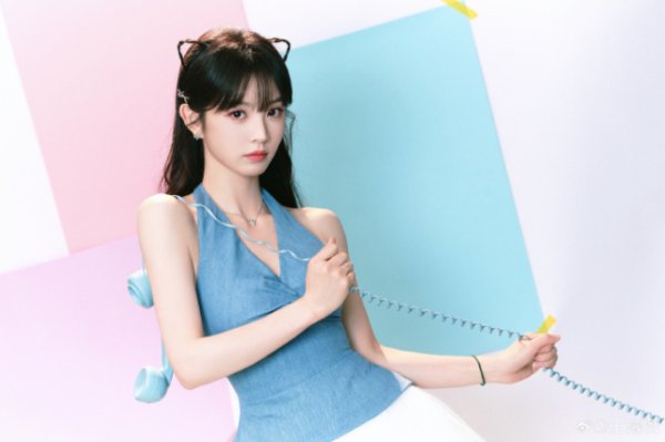 中玉束哈 田曦薇挂脖吊带配短裙清纯阳光 笑容甜美